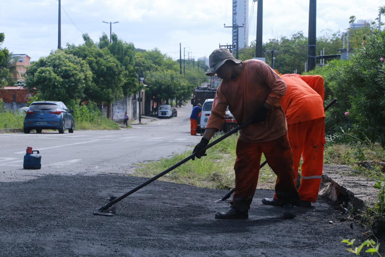 homem capinando rua